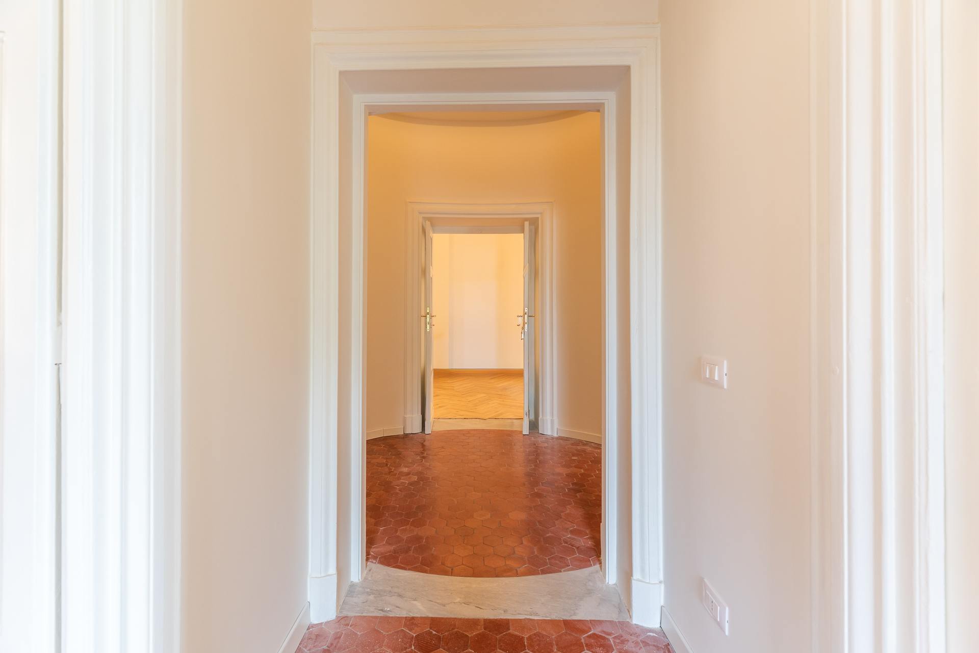 Via Arenula — salone con soffitti affrescati